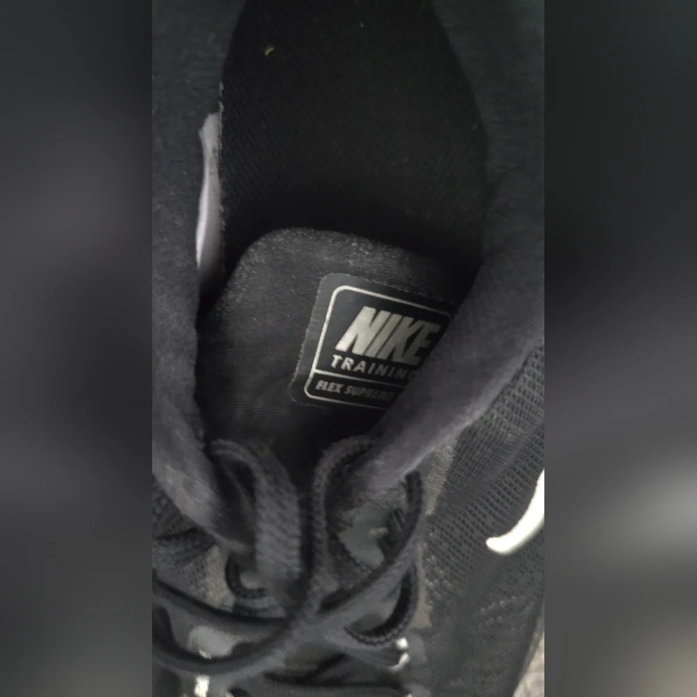 Nike Flywire Black and White Sneakers - Picture 3 of 5